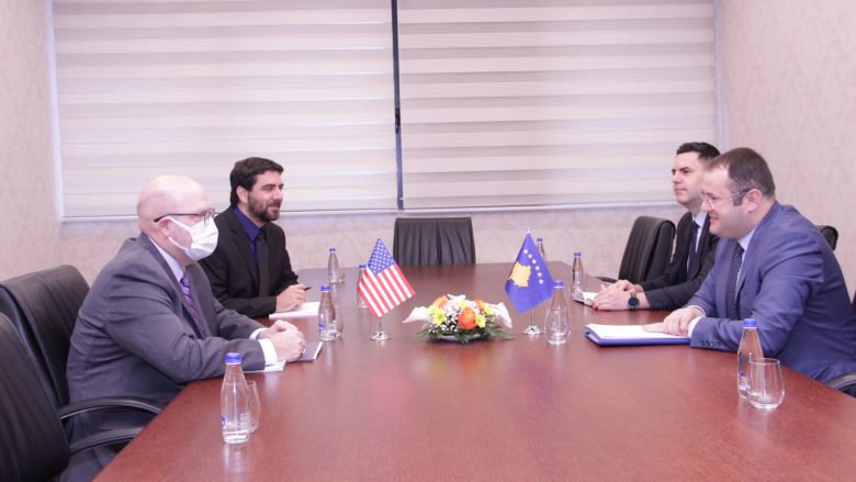 Rregullorja e BQK për operacionet me para të gatshme, guvernatori Ismaili sqaron efektet e saj në takim me ambasadorin e SHBA-ve
