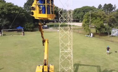 Brazilianët thyejnë rekordin botëror Guiness me kullën më të lartë të bërë nga “shkopinjë druri”