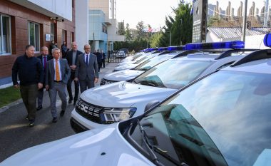 Policia e Kosovës pranon donacion vetura dhe pajisje teknologjike nga Gjermania