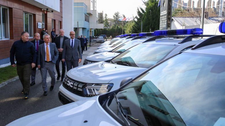 Policia e Kosovës pranon donacion vetura dhe pajisje teknologjike nga Gjermania