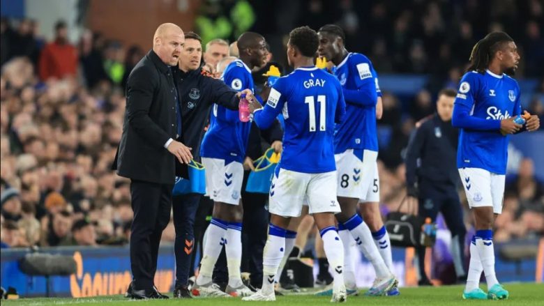 Dyche e pranon se Evertoni shiti tre lojtarë për të shmangur problemet me Fair Play Financiar