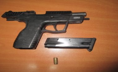 I mituri në Malishevë vetëplagoset aksidentalisht në këmbë – policia konfiskon armën