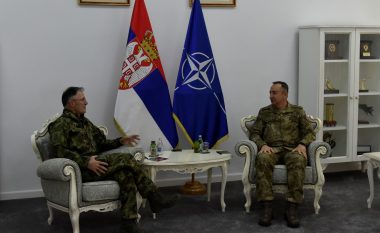 Komandanti i KFOR-it diskuton situatën e sigurisë në Kosovë me shefin e shtabit të ushtrisë serbe