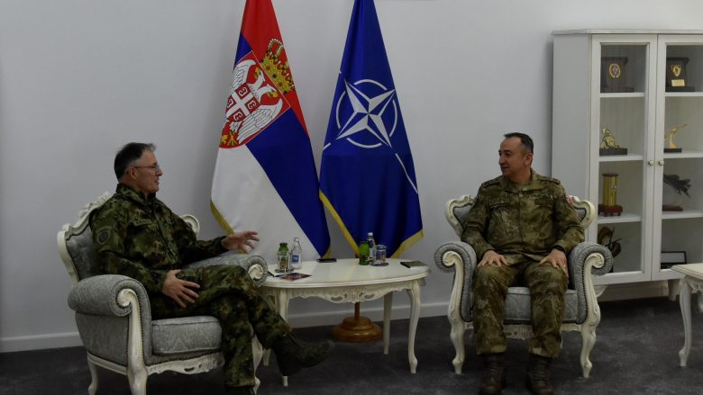 Komandanti i KFOR-it diskuton situatën e sigurisë në Kosovë me shefin e shtabit të ushtrisë serbe