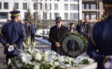 Hovenier homazhe te varri i presidentit Rugova: Trashëgimia e tij, frymëzim për Kosovën dhe mbarë botën