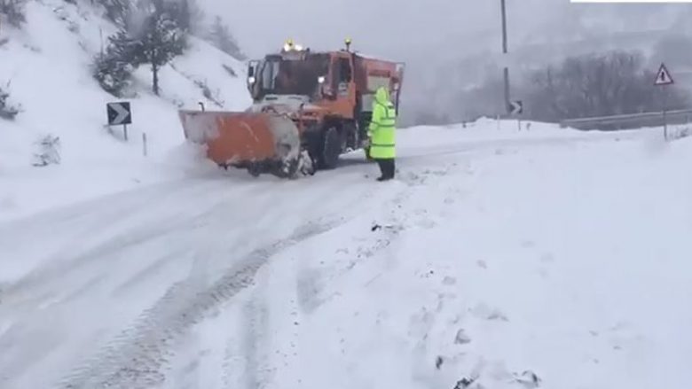 Moti i keq, ministrja Balluku tregon situatën me bllokimin e rrugëve, energjinë elektrike dhe ujin e pijshëm