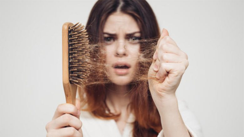 Ju mundon rënia e flokëve: Zgjidheni këtë problem me katër përbërës të cilët çdokush i ka në shtëpi!