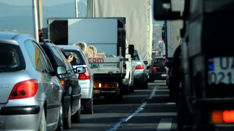 Rritet numri i automjeteve në pikat kufitare, qytetarët e RMV-së jashtë vendit për fundjavën e zgjatur