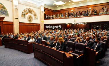 Opozita maqedonase akuzon Qeverinë se po tenton t’i shpëtojë zyrtarët nga lista e zezë