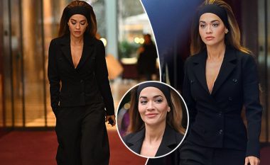 Rita Ora mahnit me dukjen, e veshur me një kostum të zi derisa shijon Javën e Modës ‘Haute Couture’ në Paris