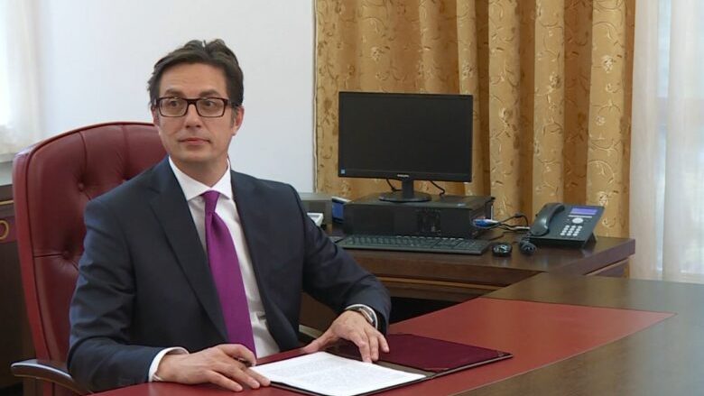 Pendarovski nënshkroi Ligjin për shërbime audio dhe audiovizuale, kufizohen mjetet që mund të shpenzohen gjatë fushatës