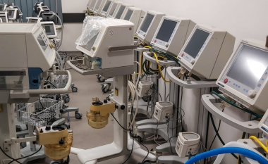 Dhjetra pajisje të papërdorura i mbulon pluhuri në Qendrën Klinike Universitare