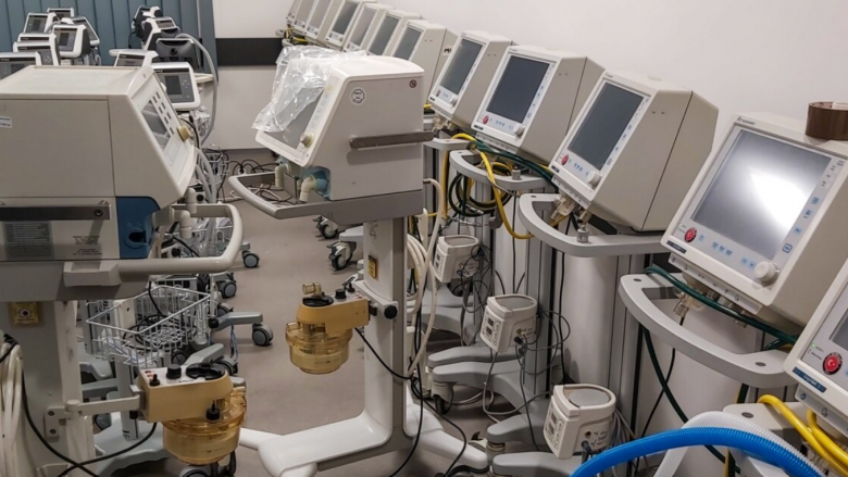 Dhjetra pajisje të papërdorura i mbulon pluhuri në Qendrën Klinike Universitare
