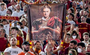 Tifozët e Romës mbushin stadiumin me pankarta në shenjë falenderimi për Mourinhon