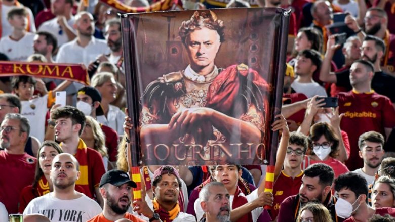 Tifozët e Romës mbushin stadiumin me pankarta në shenjë falenderimi për Mourinhon