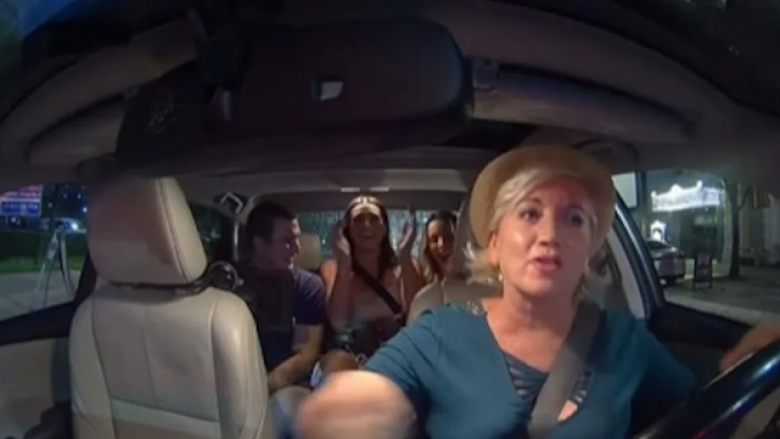 Shoferja e taksisë argëton pasagjerët me karaoke