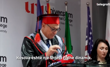 Trajneri italian Gianni de Biasi, është dekoruar nga kolegji Universum, me titullin “Doctor Honoris Causa” për promovimin e kombit shqiptar përmes sportit