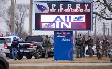 Dita e parë e shkollës pas pushimit dimëror, të shtëna me armë në një shkollë të mesme në Iowa
