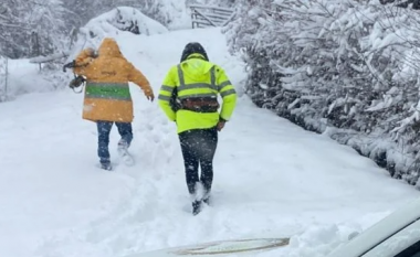 Gra e fëmijë të bllokuar në mes të rrugës në Iballë, bora arrin deri në një metër në Fushë-Arrëz