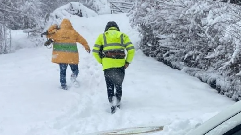 Gra e fëmijë të bllokuar në mes të rrugës në Iballë, bora arrin deri në një metër në Fushë-Arrëz