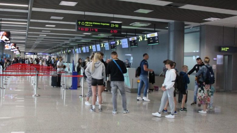 Britaniku po jeton në aeroportin e Polonisë që prej Vitit të Ri dhe nuk pranon të largohet