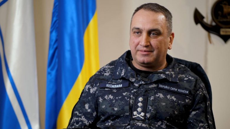 Ukraina do ta fitonte luftën më shpejt nëse mund të gjuante me armët perëndimore kundër objektivave thellë brenda Rusisë, thotë kreu i marinës