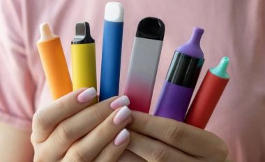Britania do të ndalojë cigaret elektronike për të mbrojtur shëndetin e fëmijëve