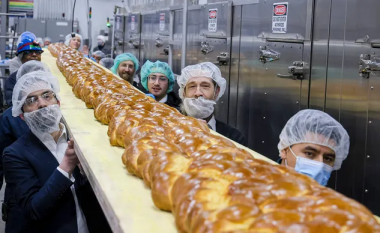 Hebrejtë tentojnë shënimin e një rekordi të ri botëror me pjekjen e bukës Challah 35 metra të gjatë