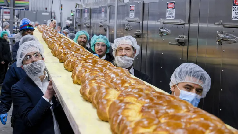 Hebrejtë tentojnë shënimin e një rekordi të ri botëror me pjekjen e bukës Challah 35 metra të gjatë