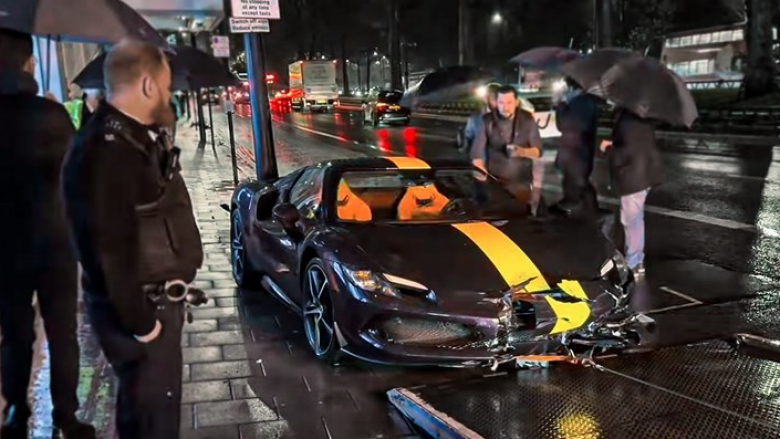 Dëmet e këtij Ferrari të aksidentuar në rrugët e Londrës thuhet të kapin vlerën e mbi 100 mijë eurove