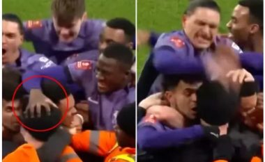 Një tifoz i Liverpoolit vrapoi në festë me lojtarët, por mori aq shumë ‘goditje’ në kokë sa që mund të jetë bërë penduar