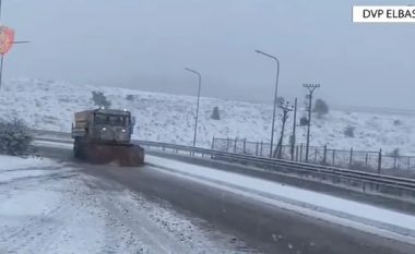 Stuhia e borës bllokon disa zona në Elbasan, fshatrat pa energji elektrike