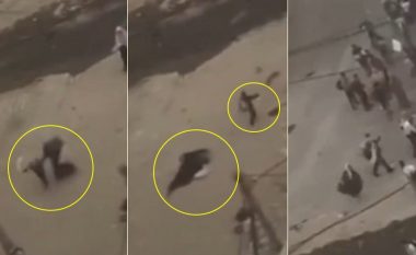 Pamje që thuhet se tregojnë ‘ushtarakun izraelit’ duke qëlluar një grua palestineze që mbante një flamur të bardhë në dorë dhe një fëmijë në krah