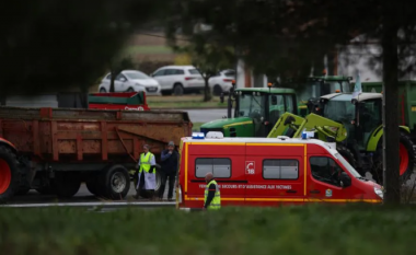 Një fermere gjen vdekjen, bashkëshorti dhe vajza e saj lëndohen rëndë – ndërsa një makinë “përplaset” për protestuesit në Francë
