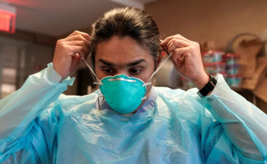 Rritja e rasteve me COVID-19 rikthen bartjen e maskave në disa spitale në SHBA