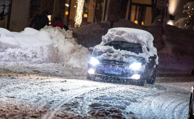 Stuhitë e forta të borës shkaktojnë kaos në rrugët e Evropës