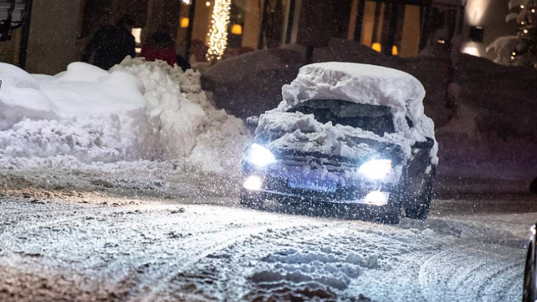 Stuhitë e forta të borës shkaktojnë kaos në rrugët e Evropës