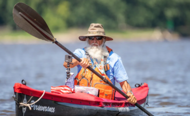 87 vjeçari thyen rekord botëror si njeriu më i moshuar që ka lundruar lumin Misisipi