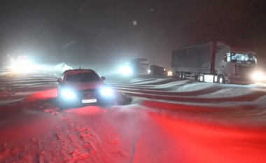 Temperaturat deri në -43.6 gradë Celsius, rreth 1,000 vetura mbetën të bllokuara për rreth 24 orë në një autostradë të Suedisë