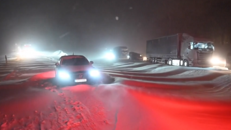 Temperaturat deri në -43.6 gradë Celsius, rreth 1,000 vetura mbetën të bllokuara për rreth 24 orë në një autostradë të Suedisë