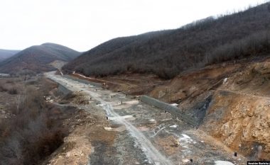 Pritej të përfundohej më 2023, autostrada Prishtinë-Gjilan kantier ndërtimi me gropa e lloç