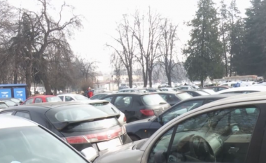 Qytetarët në Shkup ankohen për mungesën e hapësirës për parkim në QKU “Nënë Tereza”