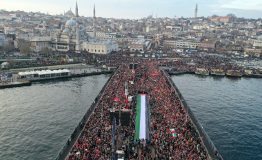 Mijëra njerëz marshuan të hënën në Stamboll, bënë thirrje për një armëpushim të përhershëm në Gaza