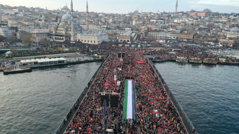 Mijëra njerëz marshuan të hënën në Stamboll, bënë thirrje për një armëpushim të përhershëm në Gaza