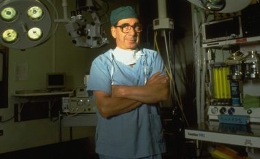 Ndërron jetë Roy Calne, kirurgu që udhëhoqi transplantin e parë të mëlçisë në Evropë