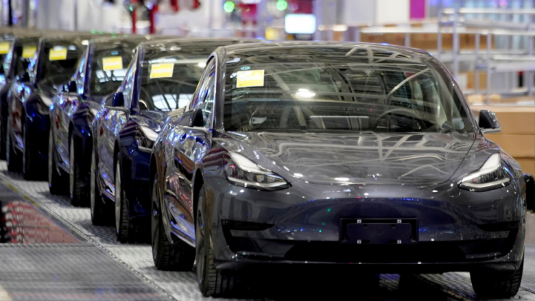 Tesla “tërheq” 1.6 milion vetura elektrike nga tregu kinez për shkak të defekteve në timon dhe sistemin autopilot