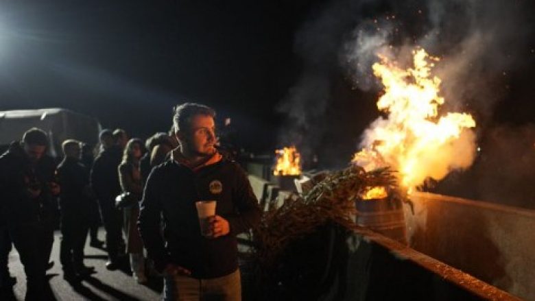 Fermerët protestues të Francës “rrethojnë Parisin” me barrikada – në pritje të ndihmës nga qeveria