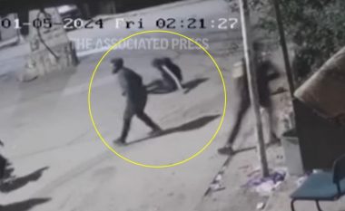 Pamje që duket se tregojnë se si ushtria izraelite qëlloi tre palestinezë, duke vrarë njërin prej tyre - pa asnjë provokim