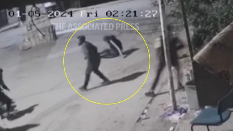 Pamje që duket se tregojnë se si ushtria izraelite qëlloi tre palestinezë, duke vrarë njërin prej tyre – pa asnjë provokim