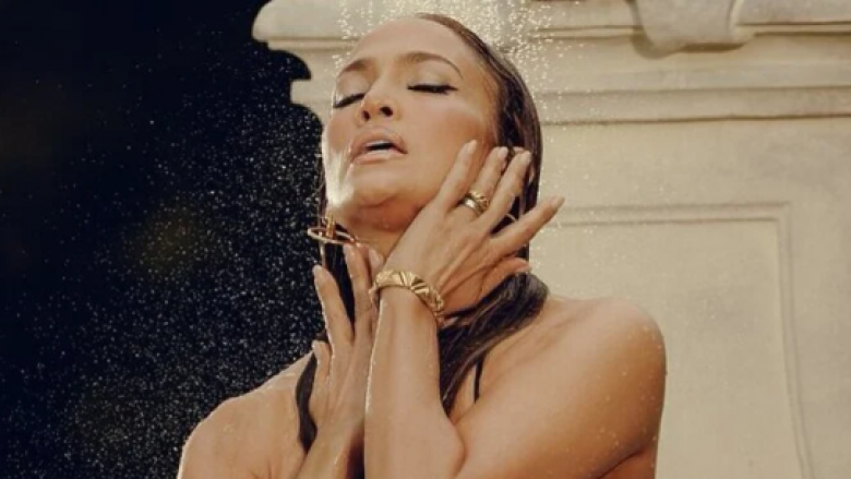 “Duket si 30 vjeçare” – Jennifer Lopez mahnit me paraqitjen në klipin e ri